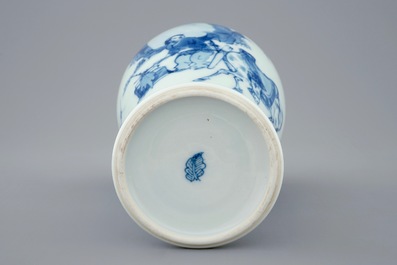 Un vase en porcelaine de Chine bleu et blanc, Kangxi